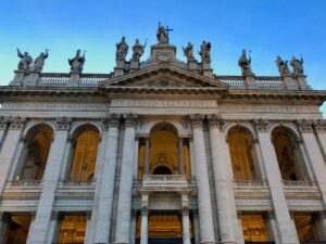 2048px-Façade_of_the_Basilica_San_Giovanni_in_Laterano_(44510053080)