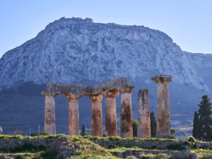 2048px-The_Temple_of_Apollo_and_the_Acrocorinth_on_January_10_2020